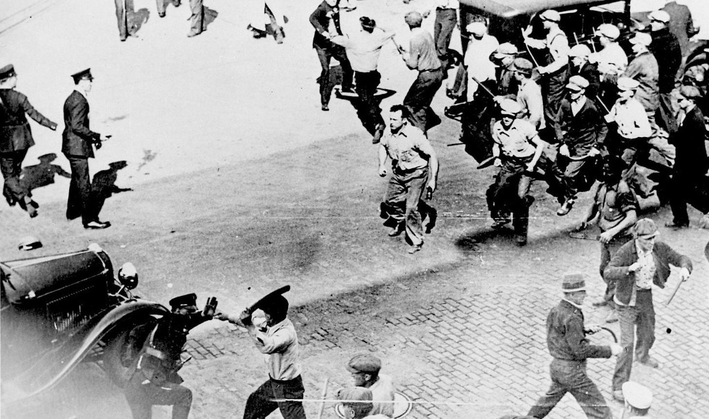 Confrontation between workers and police at a 1934 Minneapolis strike