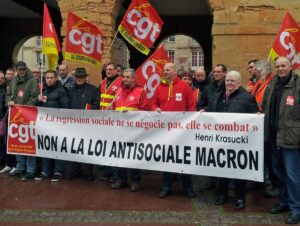 Workers Protesting Macrons anti-union law in 2015